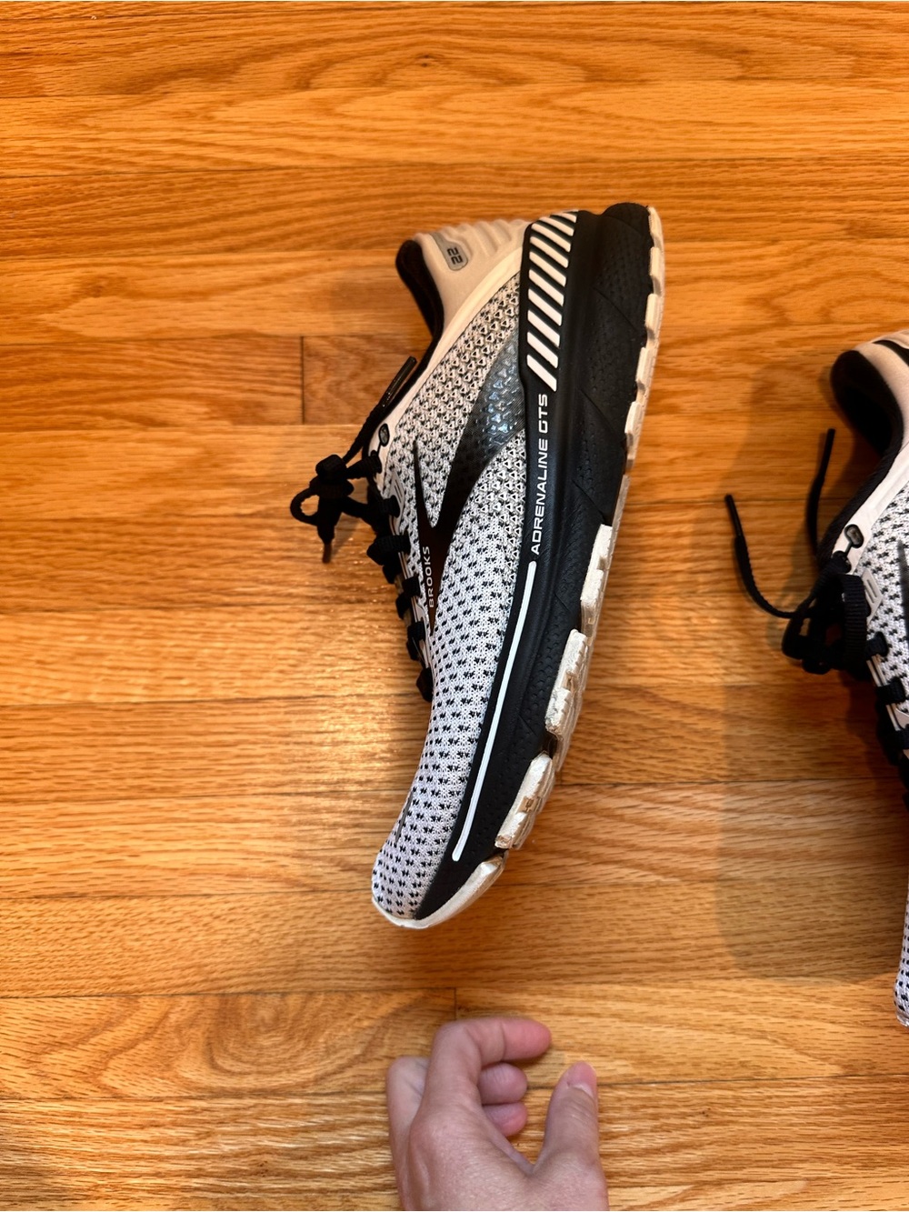 Brooks women Athletic Running Shoes - White & Black - Picture 6 of 7